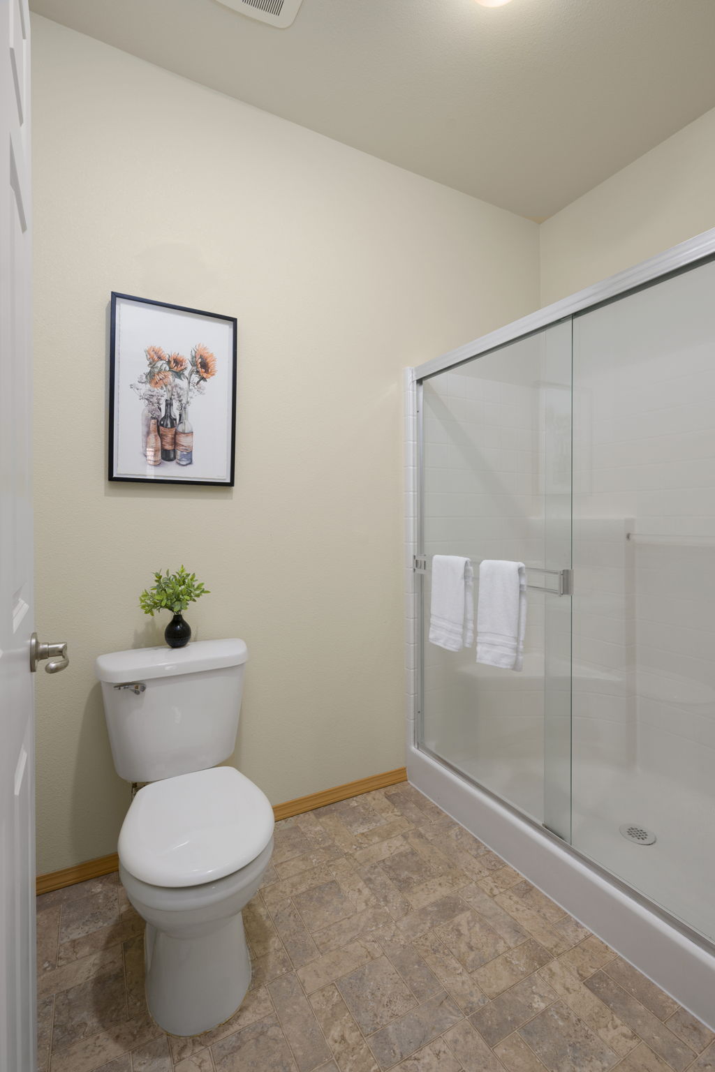 Large primary bathroom w/walk-in shower