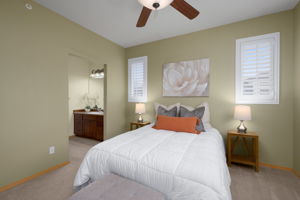 Spacious primary w/en suite bathroom