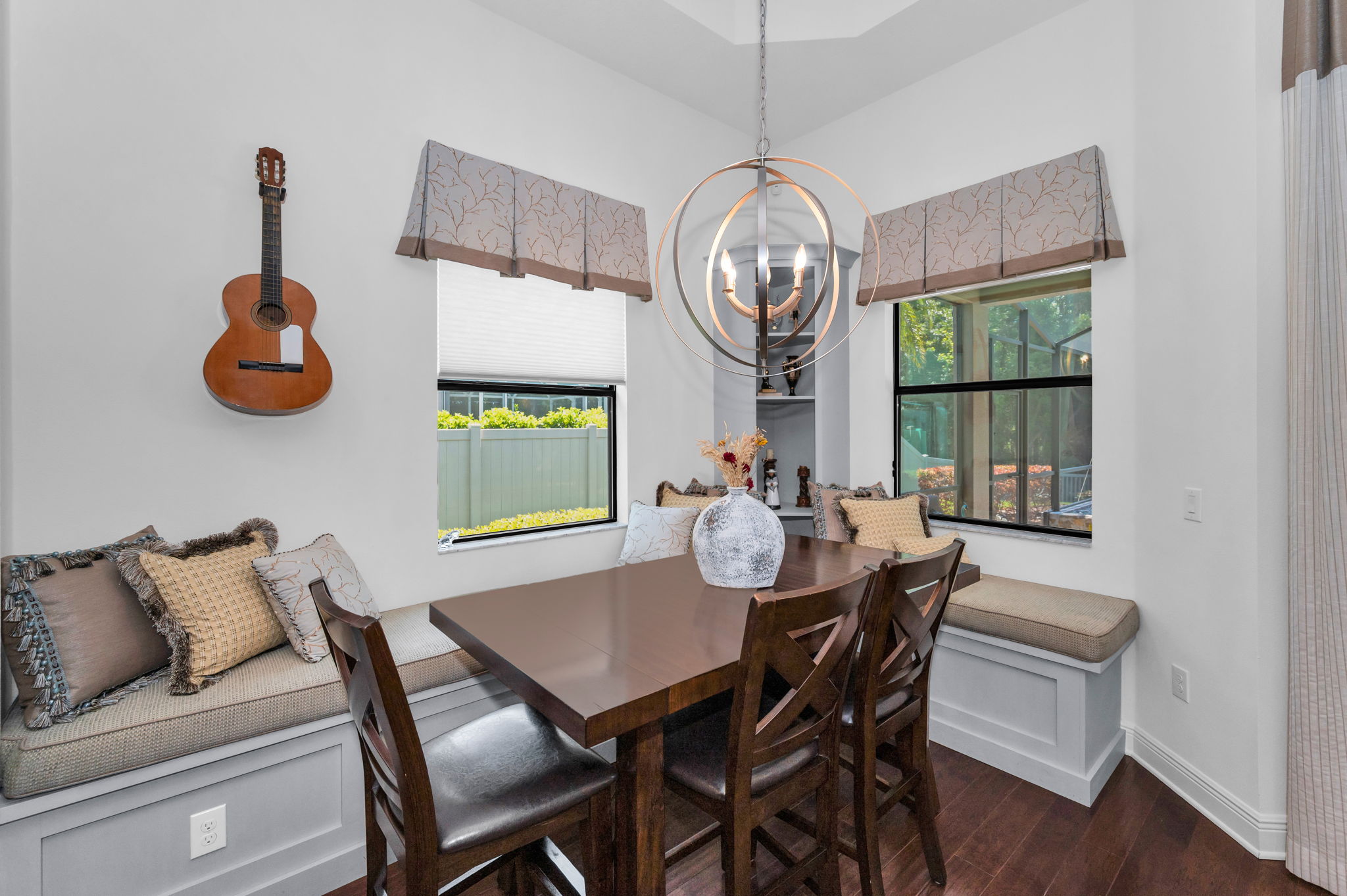 Kitchen Eat-in Area1