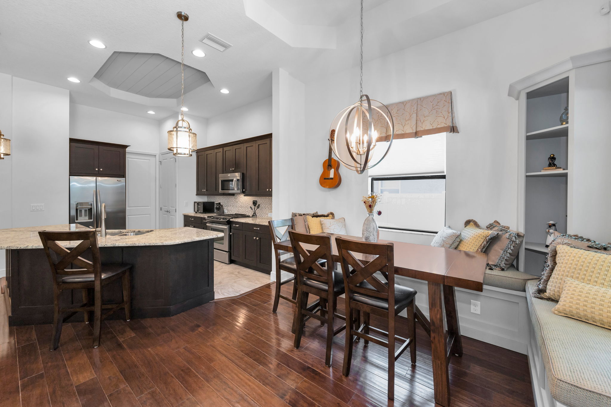 Kitchen Eat-in Area3
