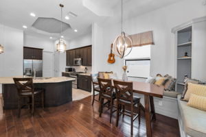 Kitchen Eat-in Area3