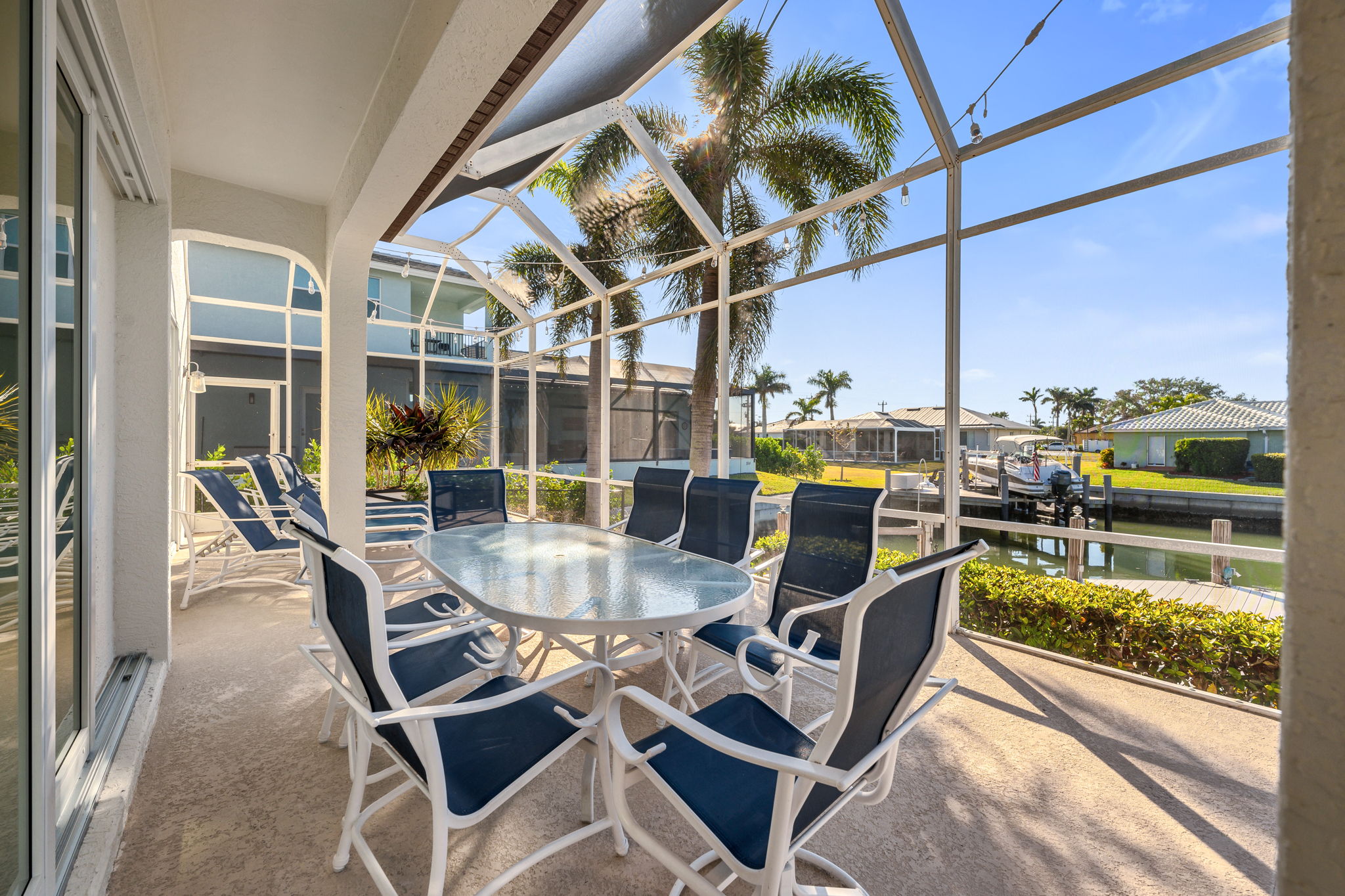 Outdoor Dining - Pool