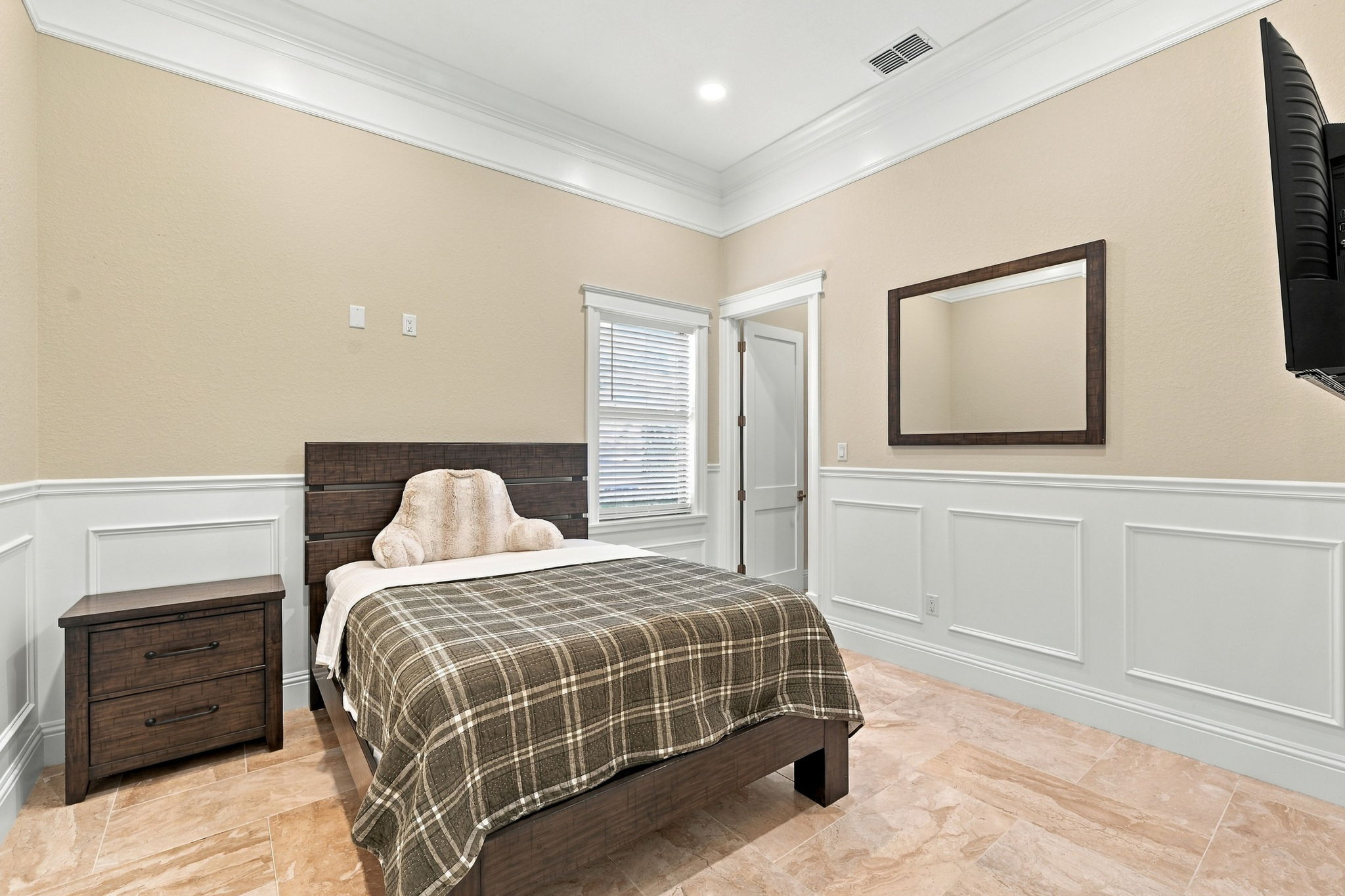 Guest Bedroom3a