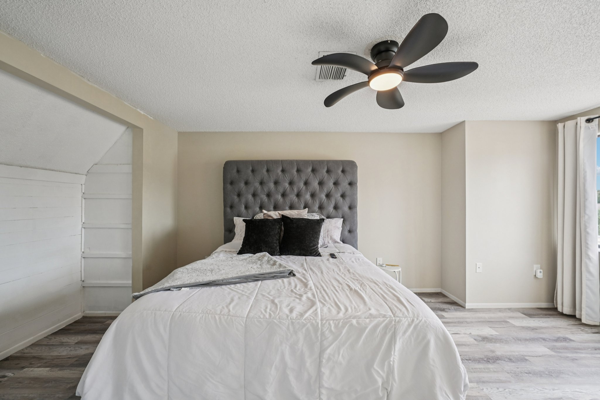 Settlers Dr-S0212-052.jpg