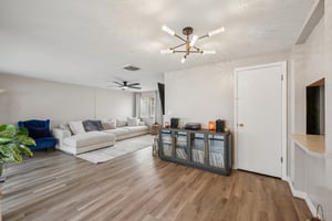 Settlers Dr-S0212-016.jpg