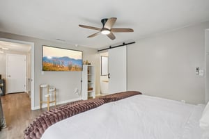 Settlers Dr-S0212-043.jpg