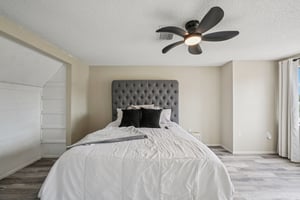 Settlers Dr-S0212-052.jpg