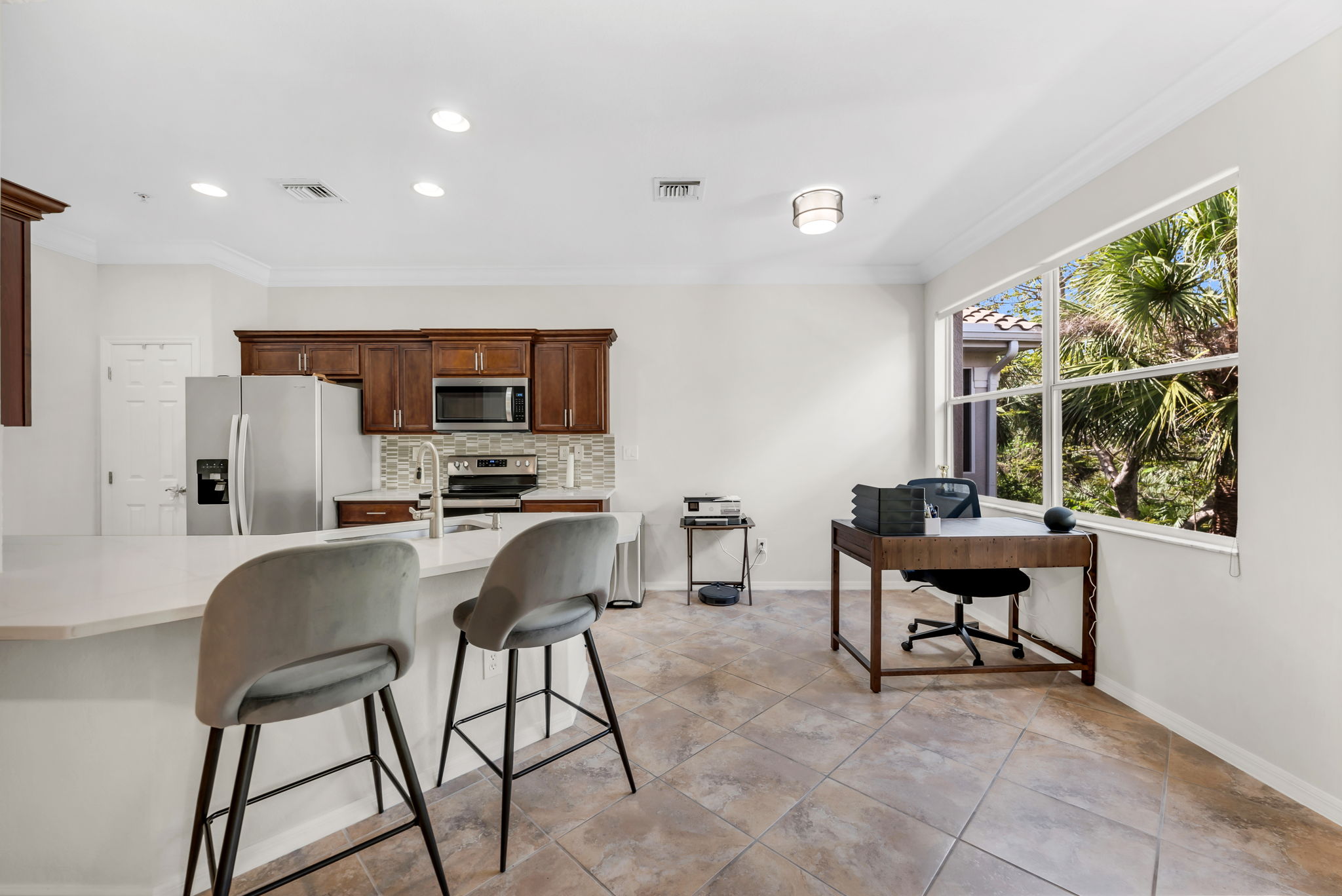 Breakfast Bar - Eat in Kitchen Area