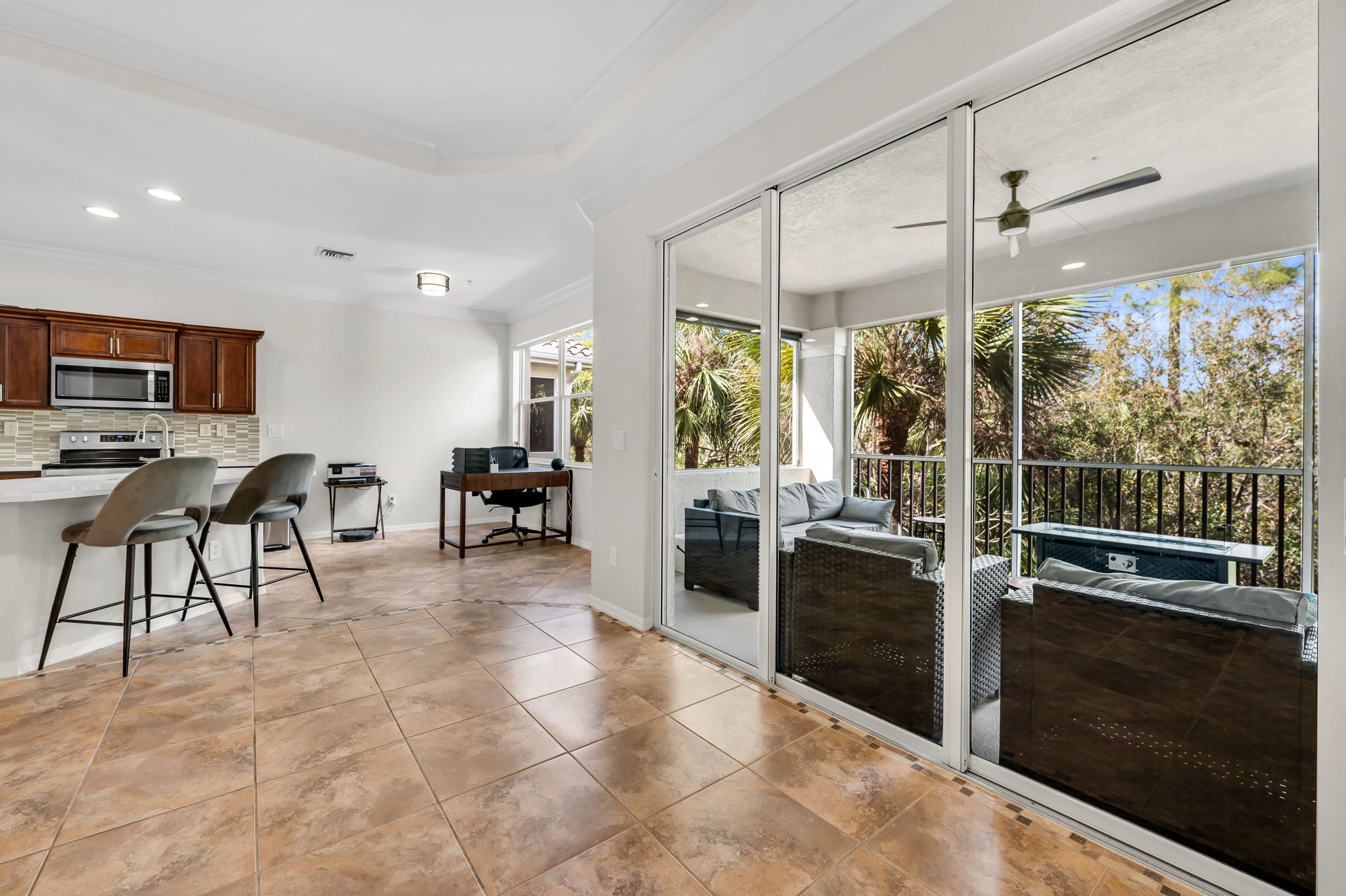 Lanai - Breakfast Bar - Eat in Kitchen Area