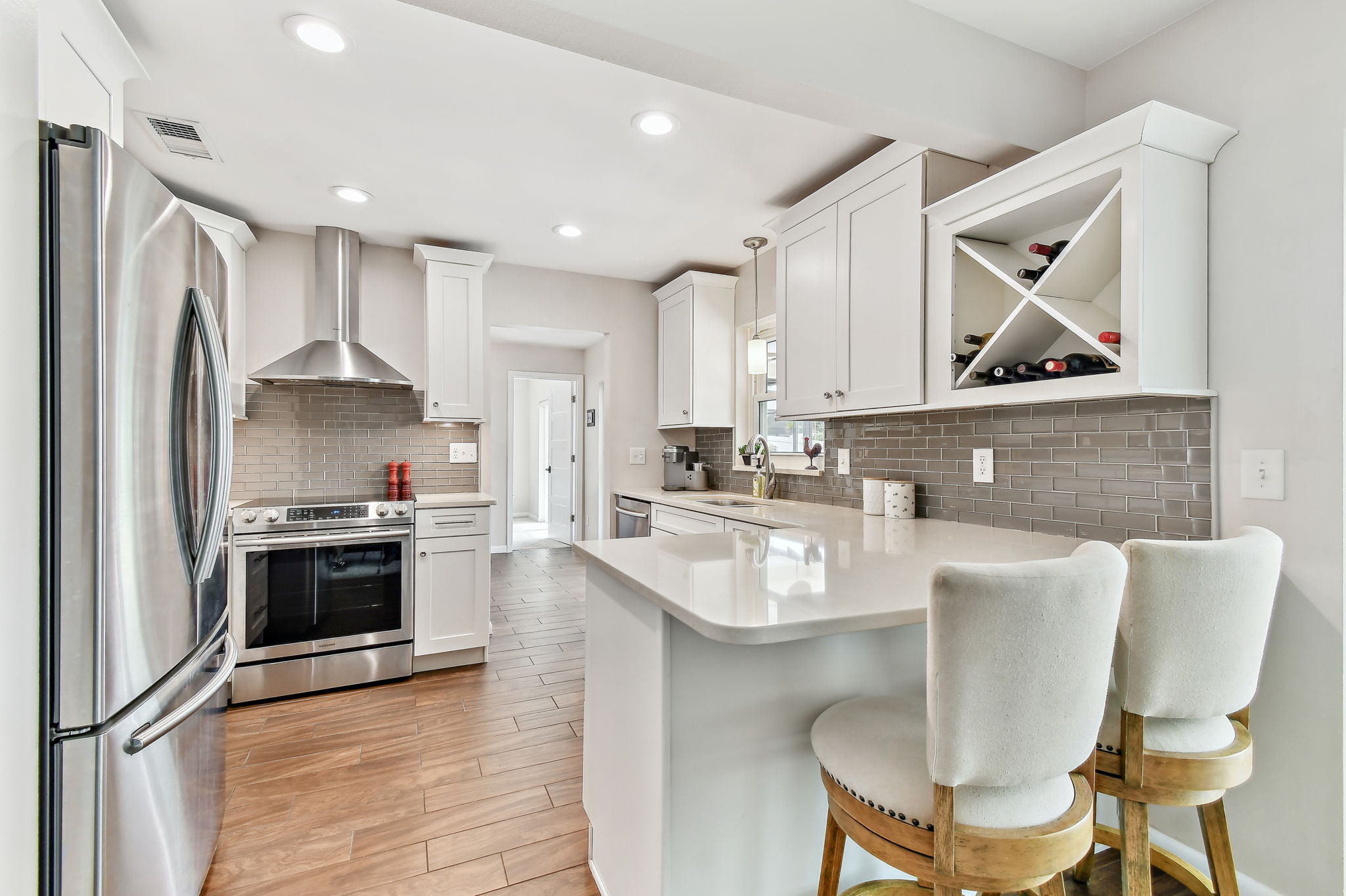 Kitchen w/breakfast bar