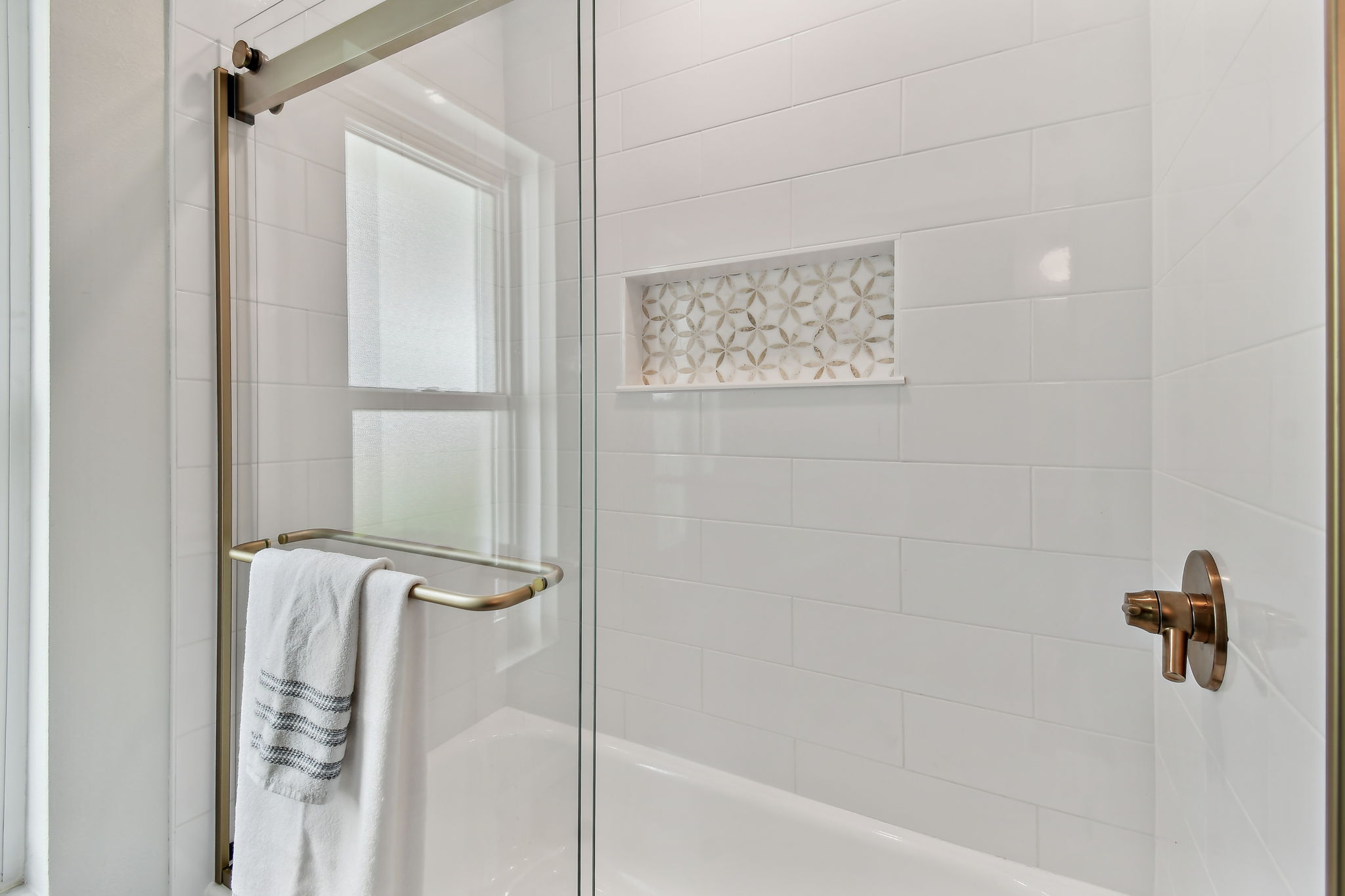 Bathroom 2 shower/tub combo