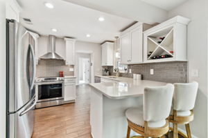Kitchen w/breakfast bar