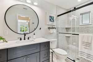 Primary Bath w/walk-in Shower