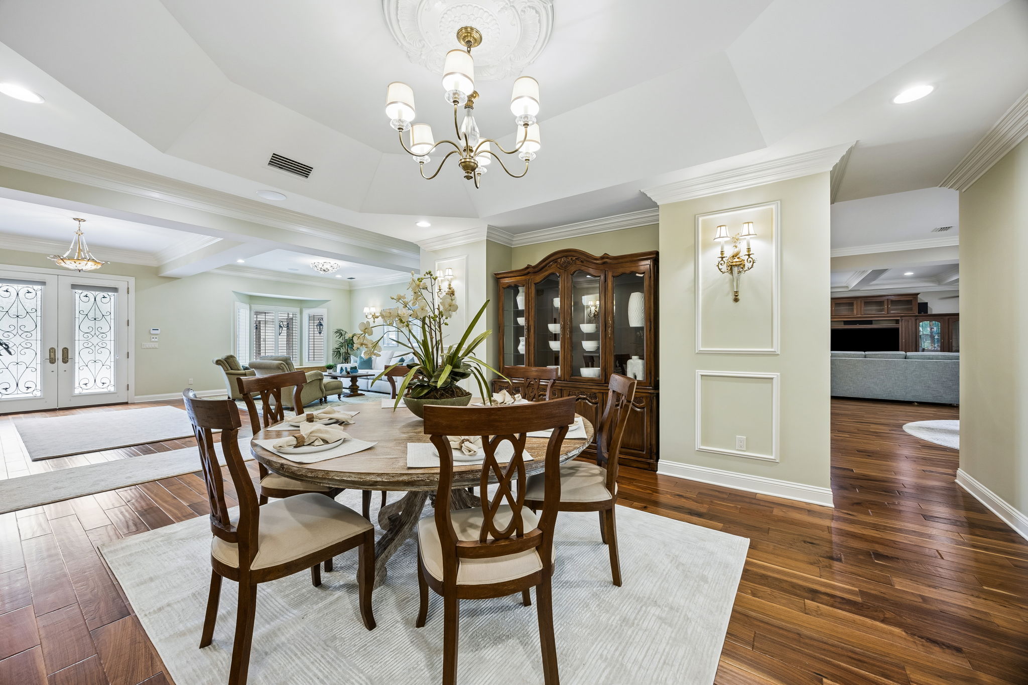 Dining Room with furniture niche