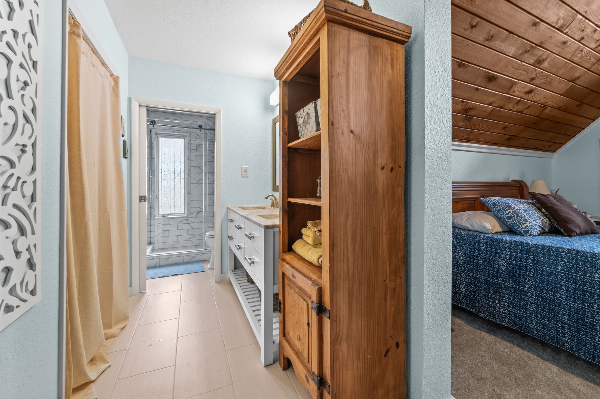 BATH1 12869 Poinsettia Ave 029