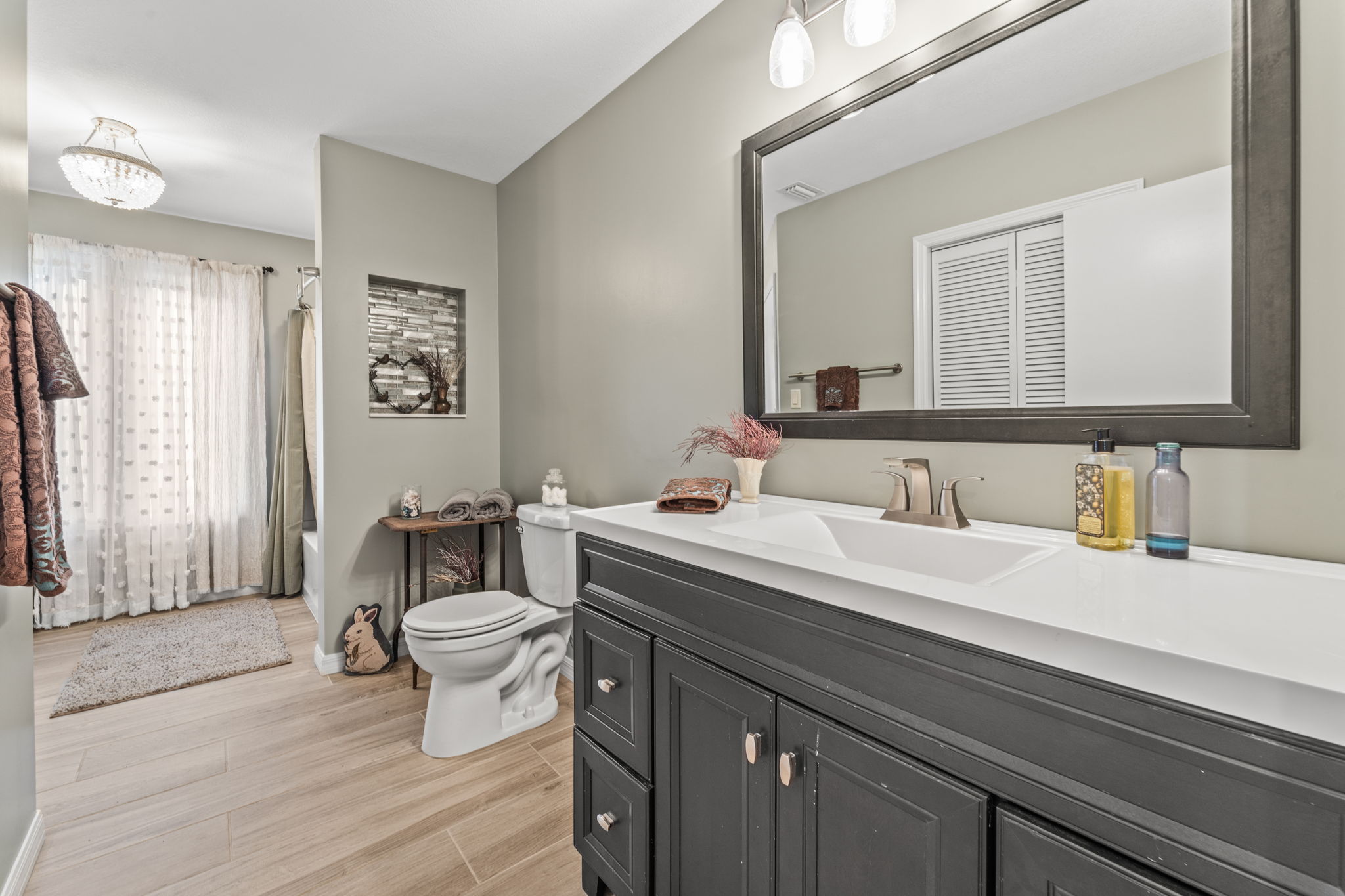 BATH2 12869 Poinsettia Ave 083