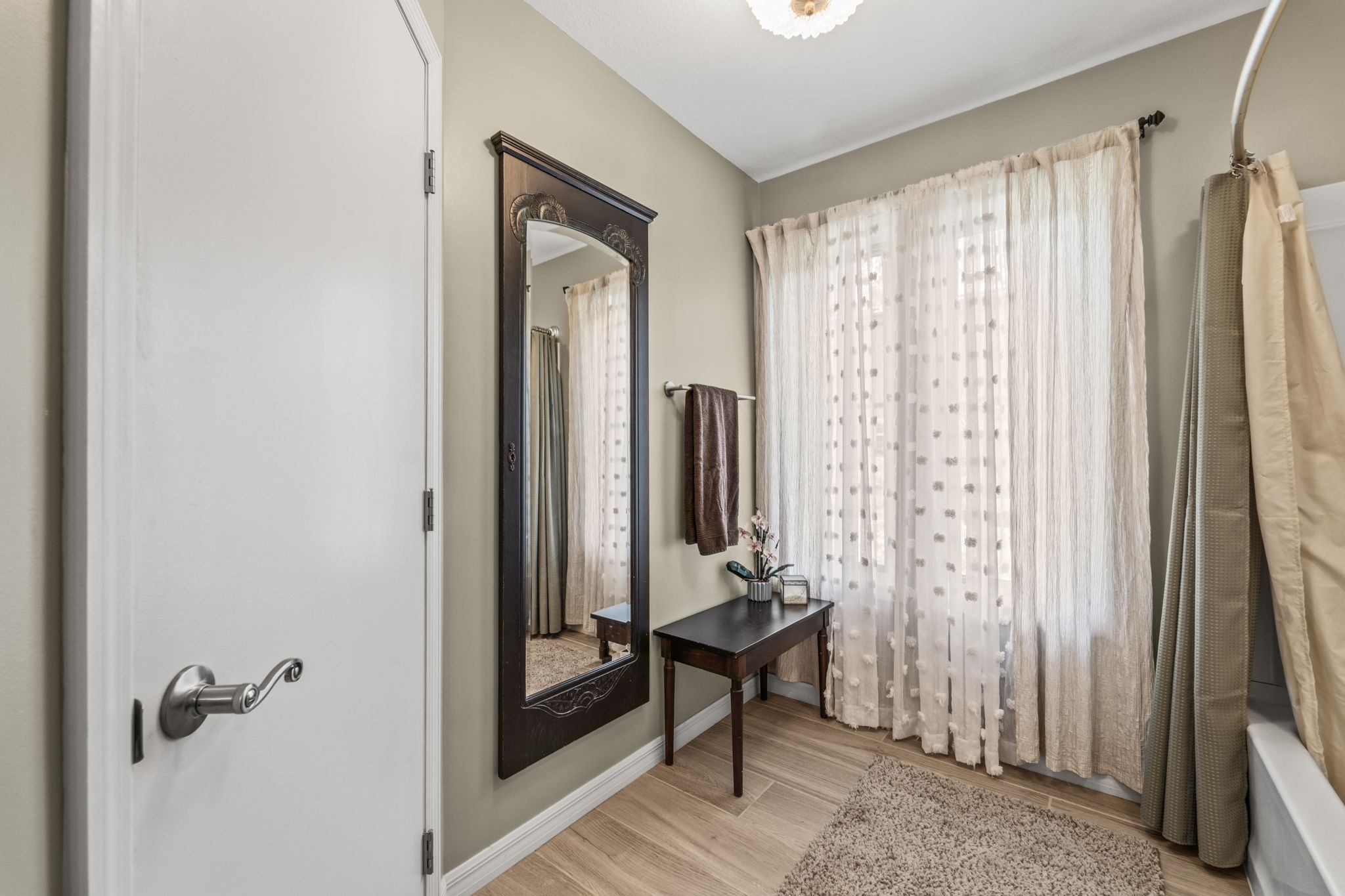 BATH2 12869 Poinsettia Ave 086