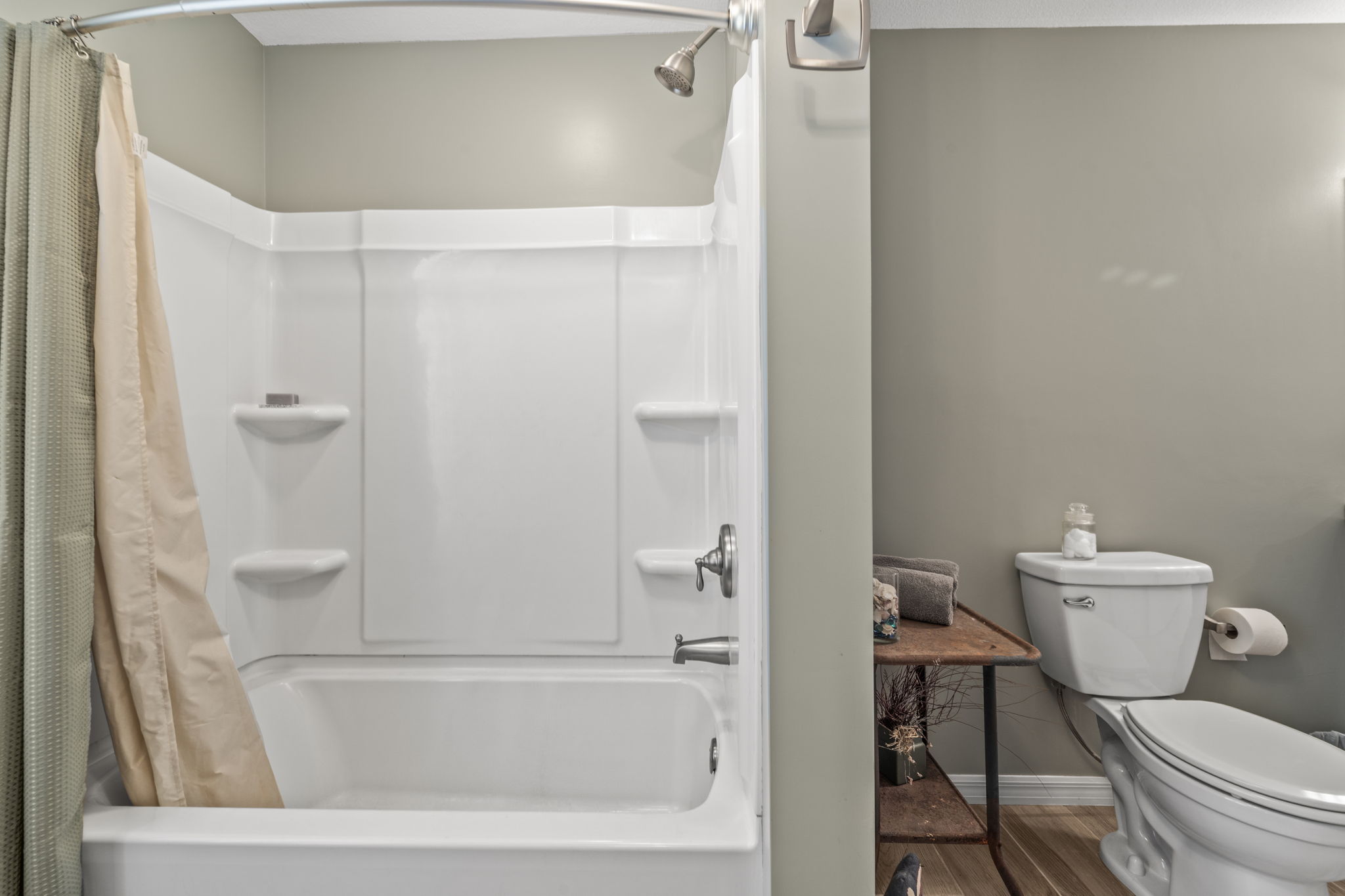 BATH2 12869 Poinsettia Ave 089