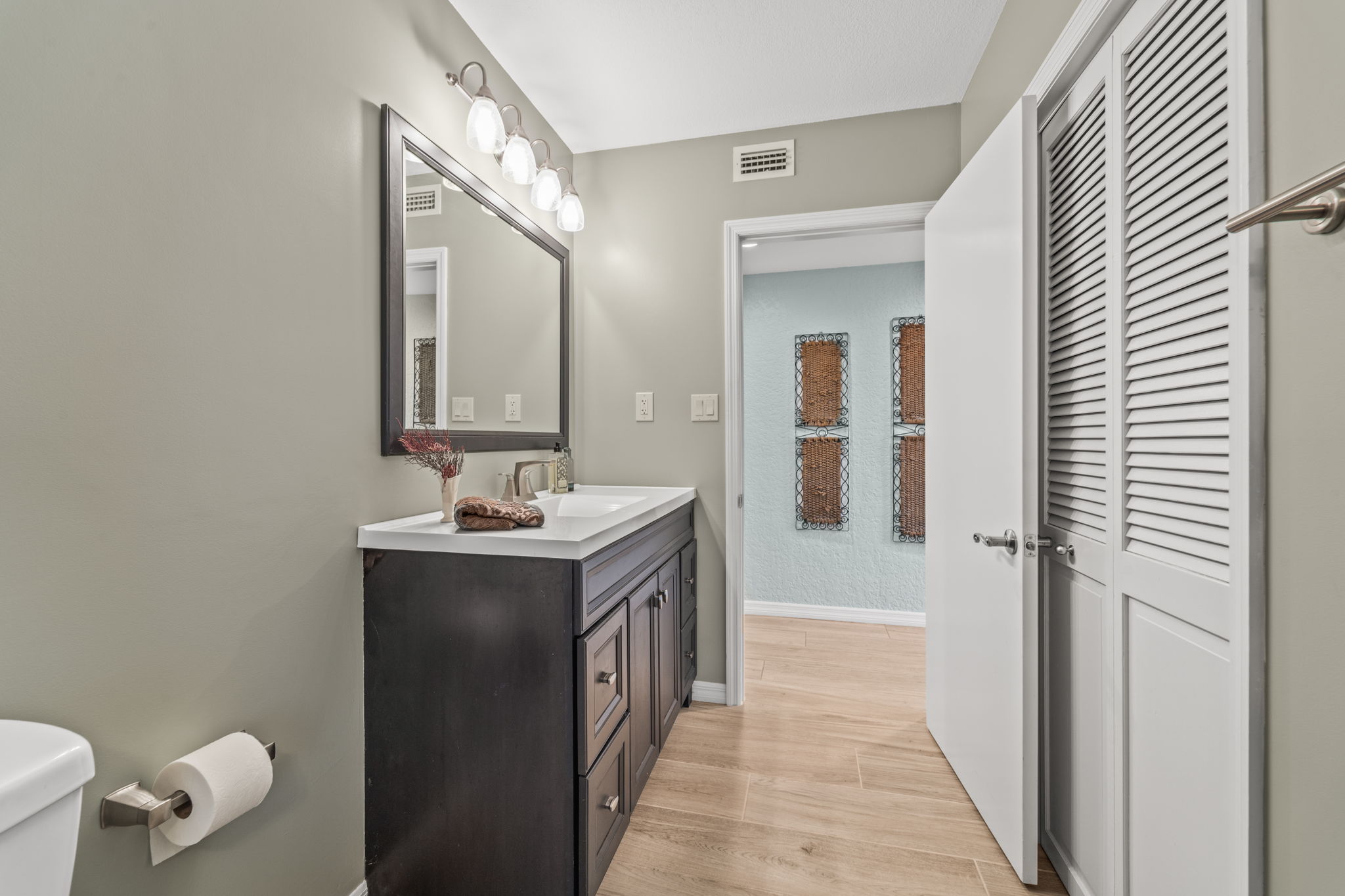 BATH2 12869 Poinsettia Ave 092