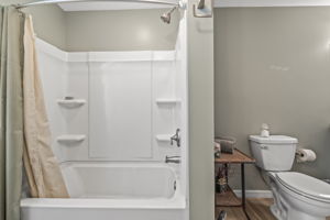 BATH2 12869 Poinsettia Ave 089