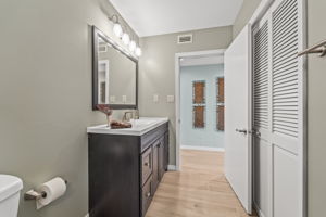 BATH2 12869 Poinsettia Ave 092