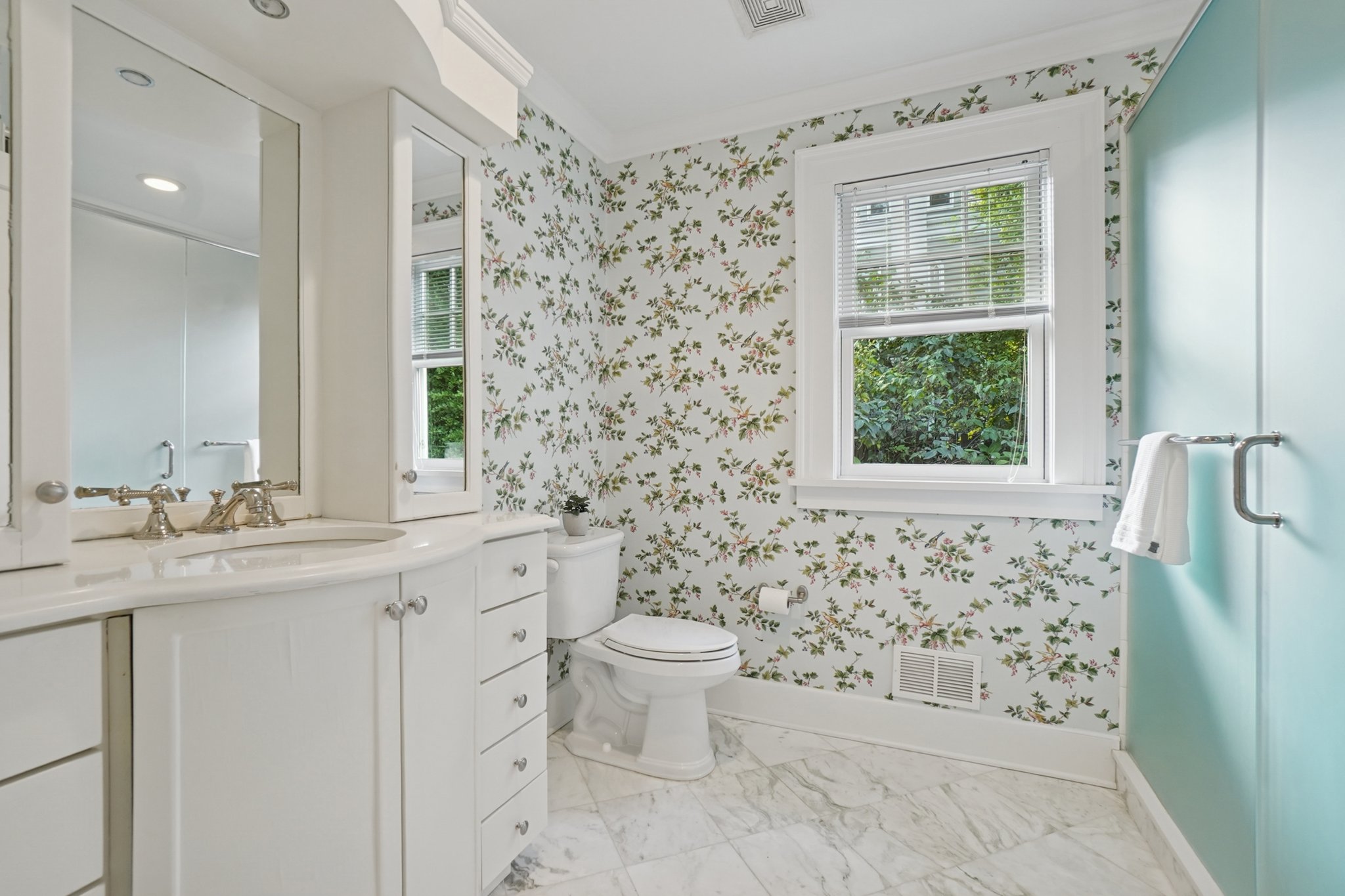 Guest ensuite-full bath on first floor.