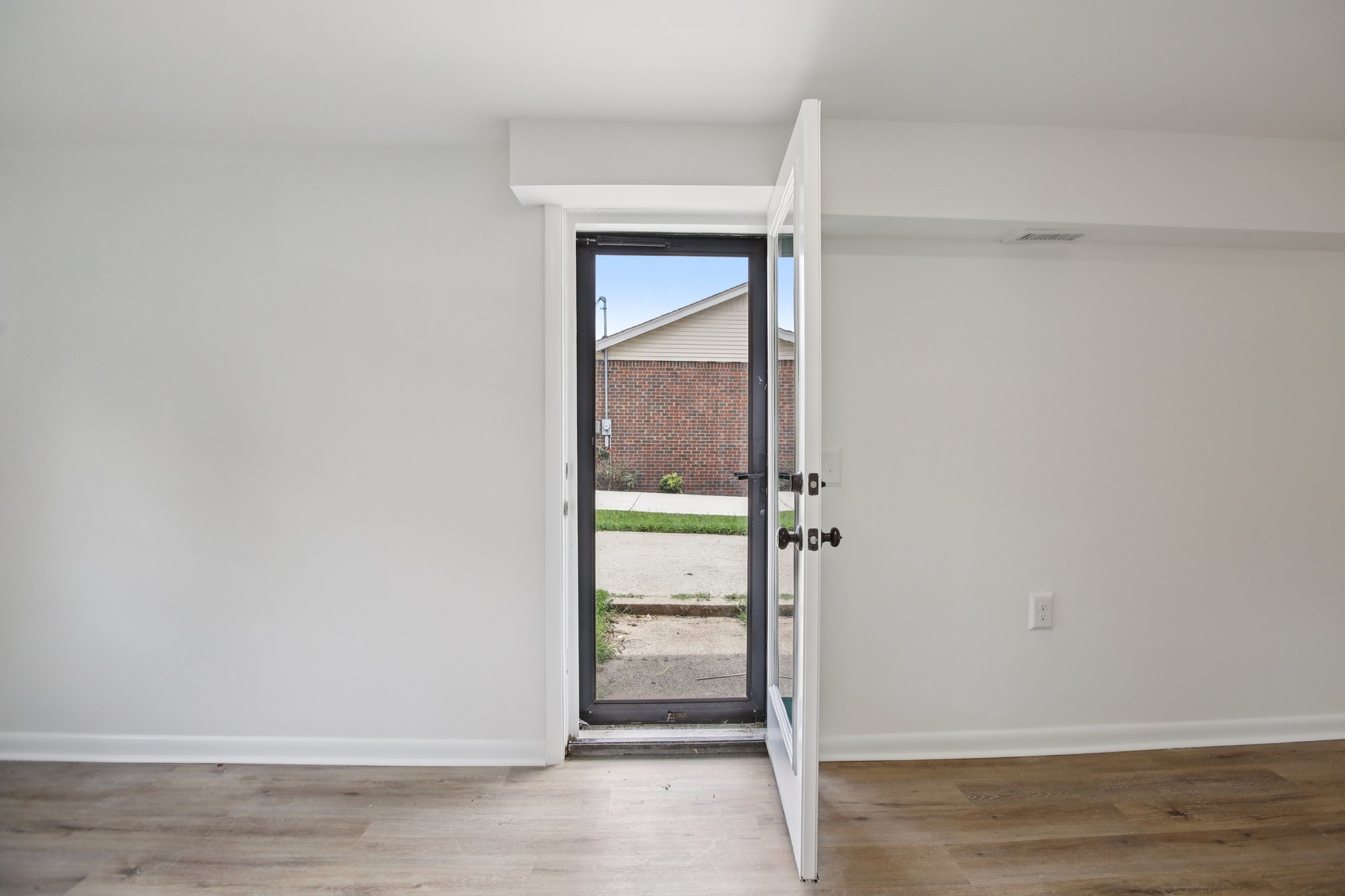 Lake Point Dr-S1907-049.jpg