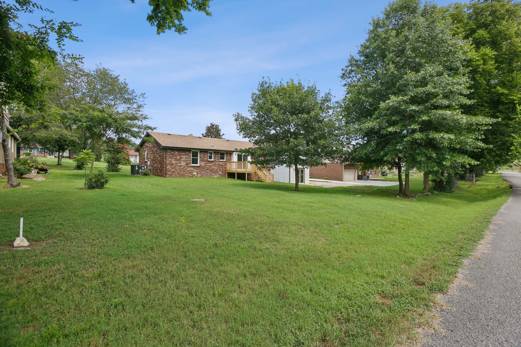 Lake Point Dr-S1907-056.jpg