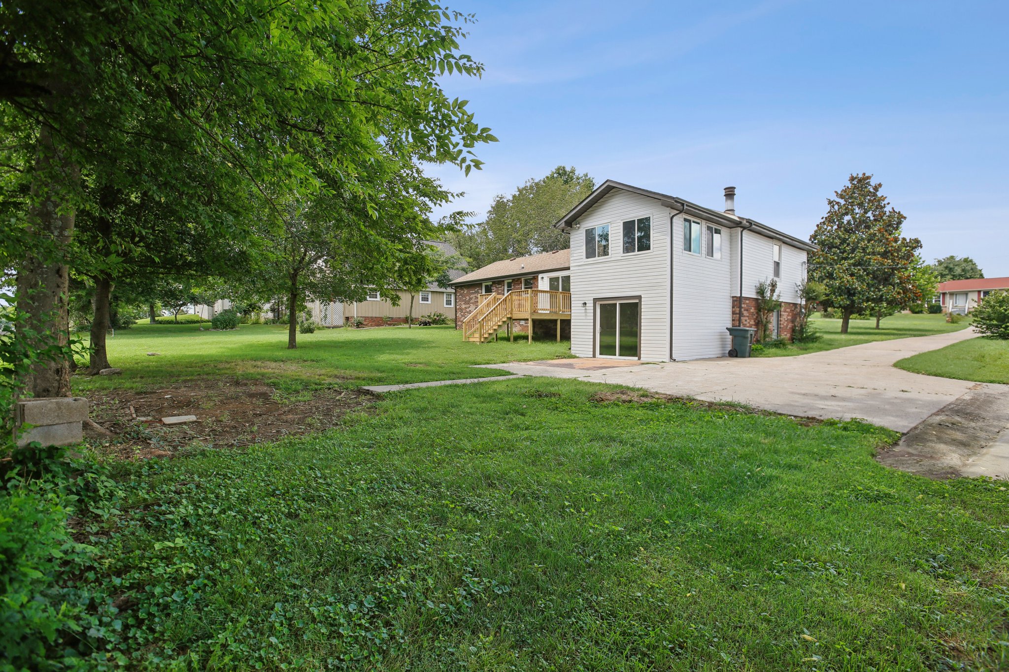 Lake Point Dr-S1907-058.jpg