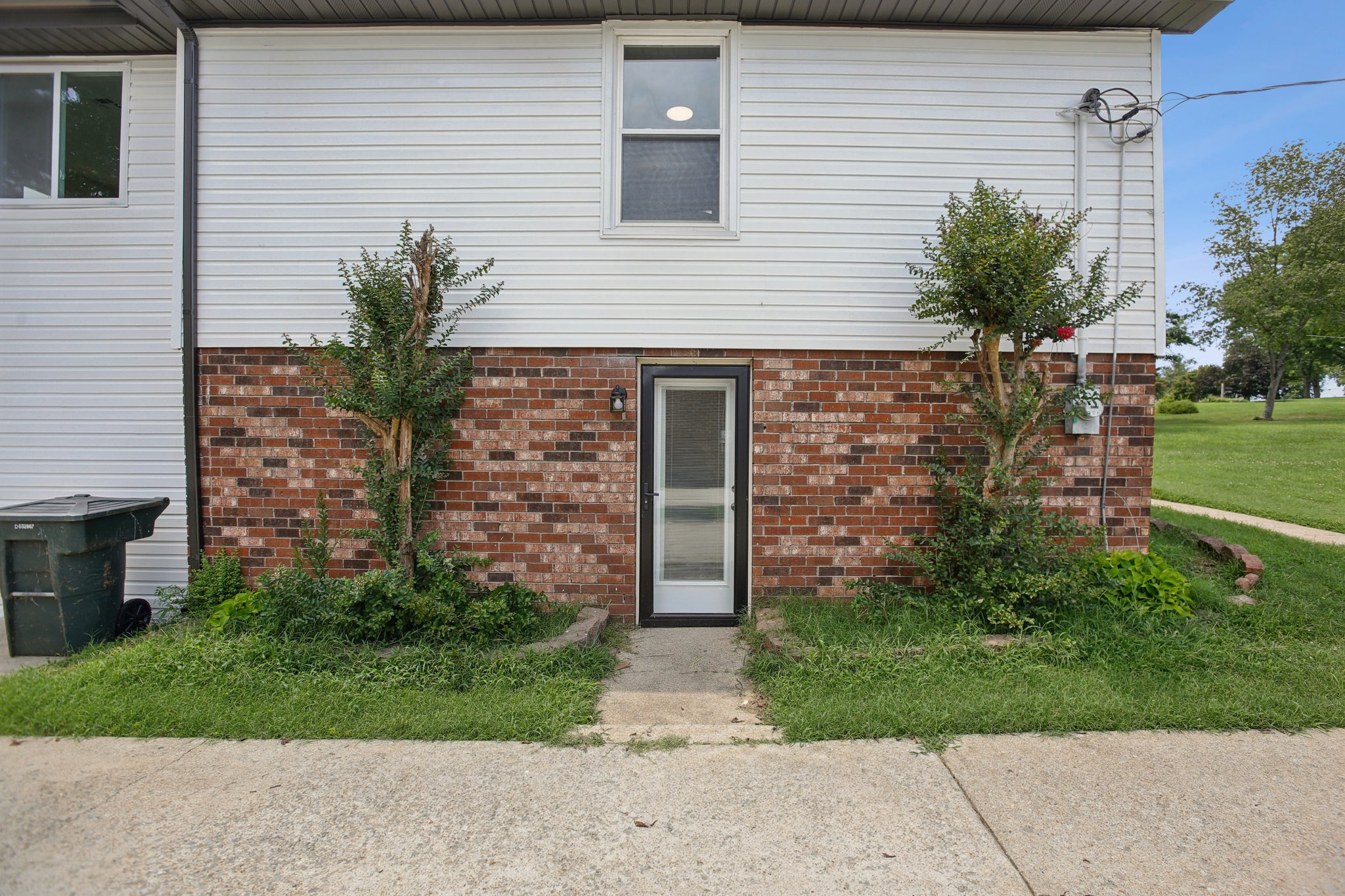 Lake Point Dr-S1907-059.jpg