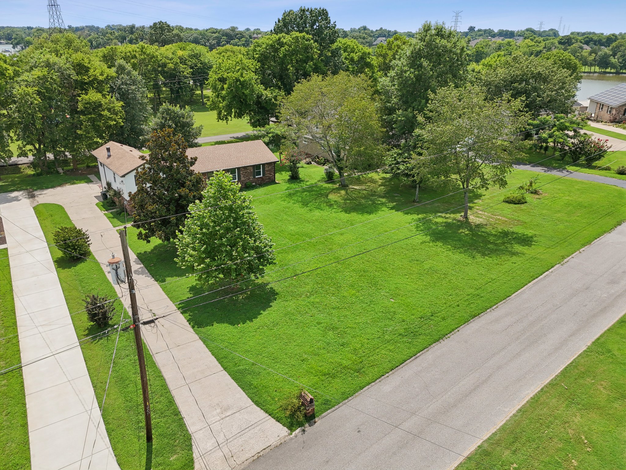 Lake Point Dr-S1907-068.jpg