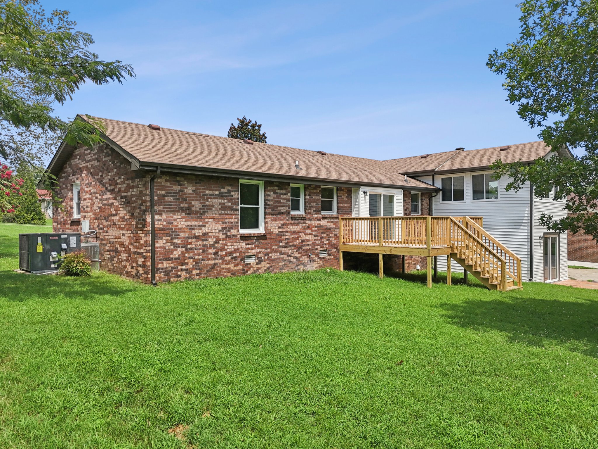 Lake Point Dr-S1907-087.jpg