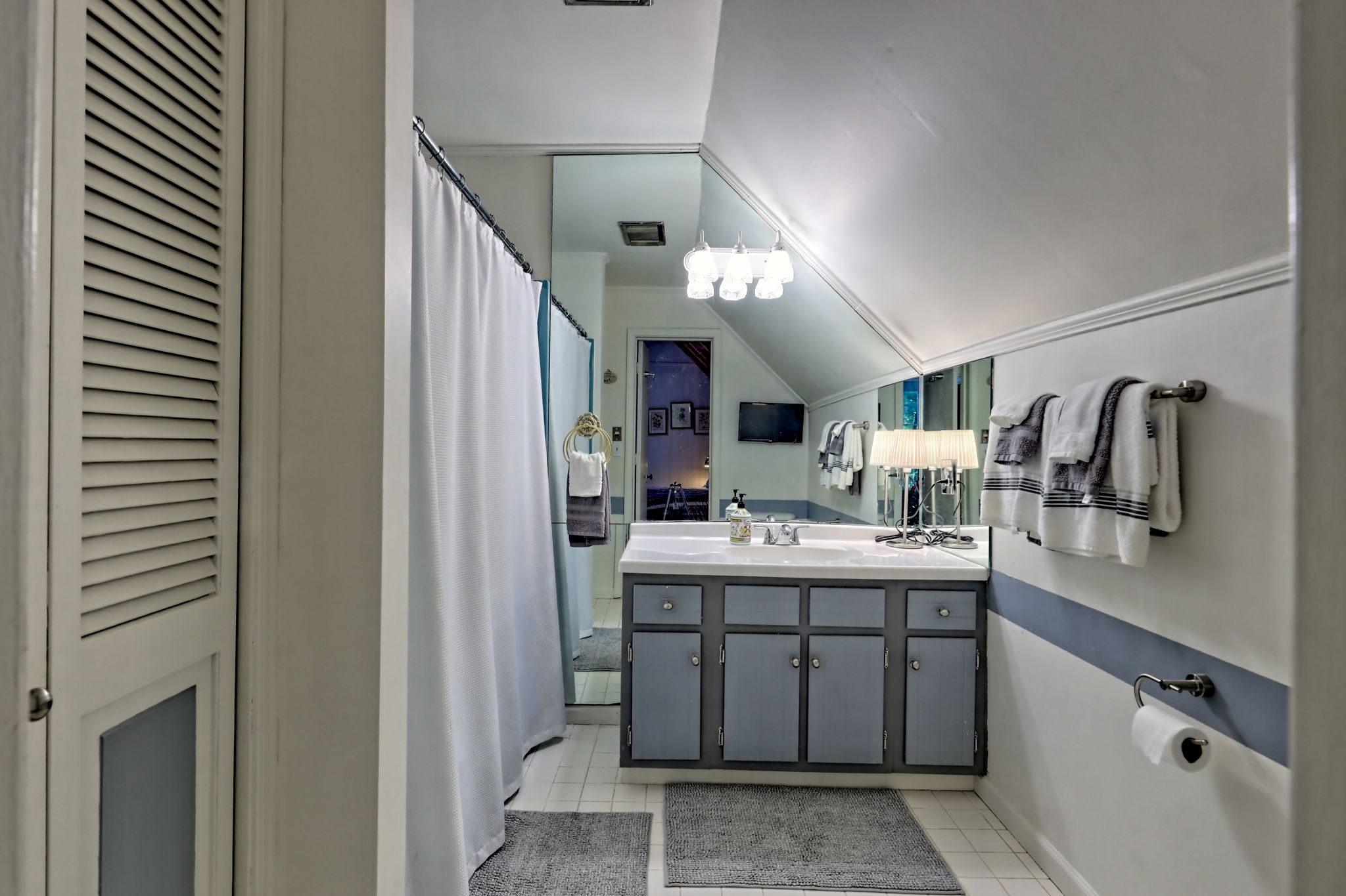 Full Bath In Loft Level