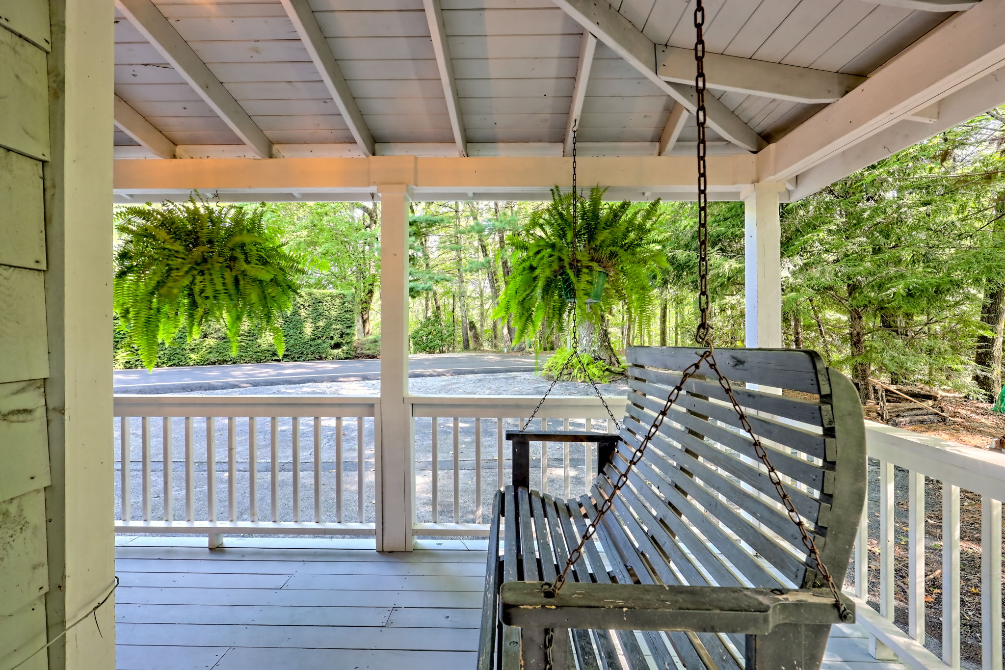 Side porch with qui