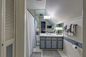 Full Bath In Loft Level