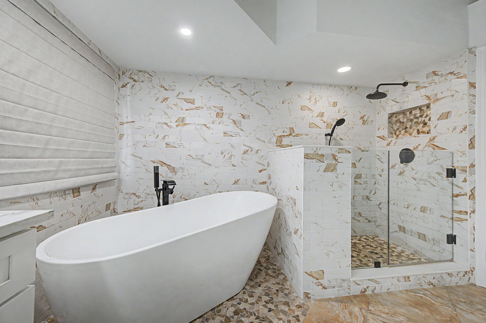 Upper Level Primary Bathroom1b