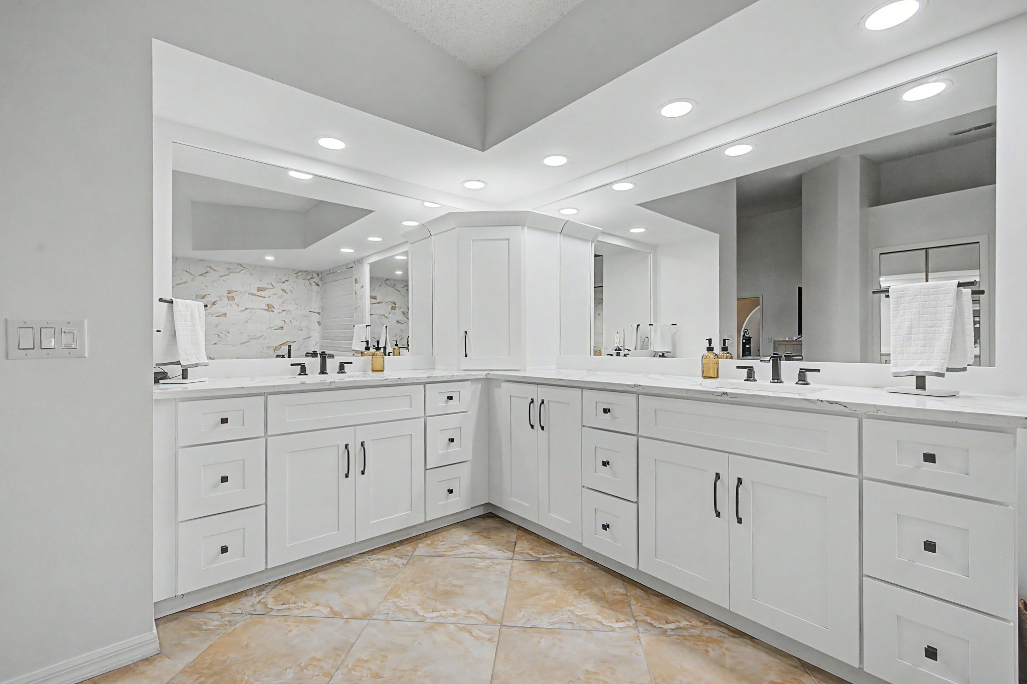 Upper Level Primary Bathroom1c