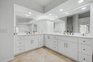 Upper Level Primary Bathroom1c