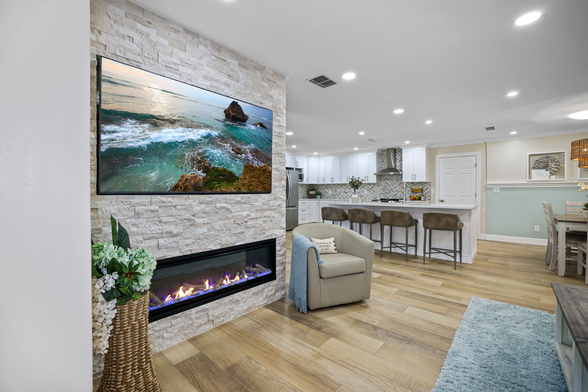 LR Fireplace Kitchen - 495A8737 (1)