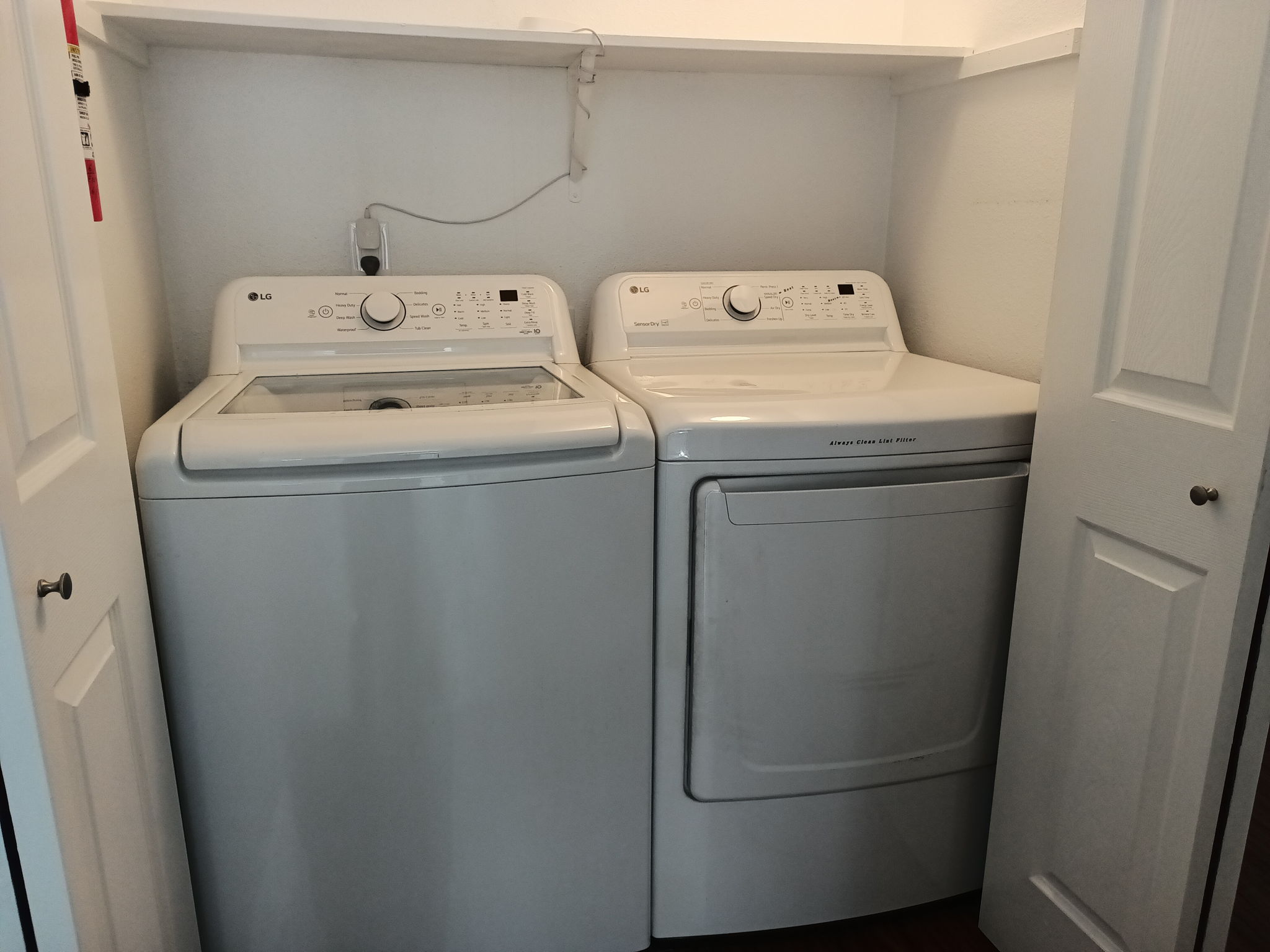 Upstairs laundry room - W & D stay!