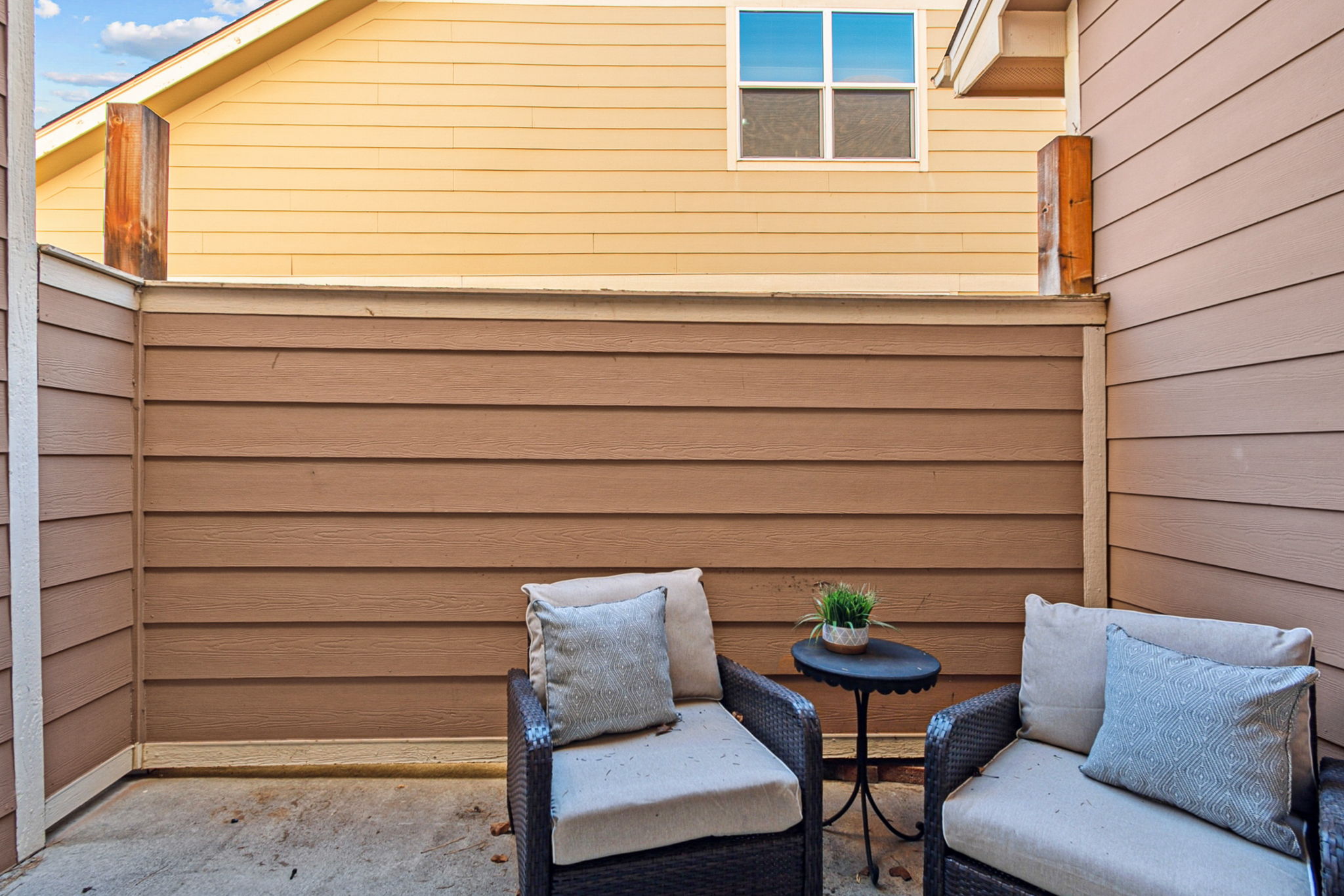 Outdoor entertaining space adjacent to dining room