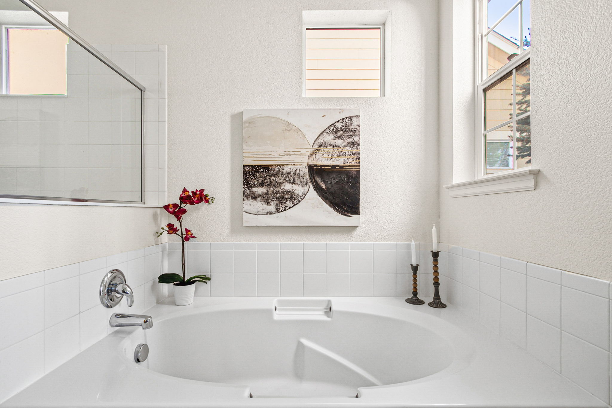 Deep soaking tub in primary bathroom