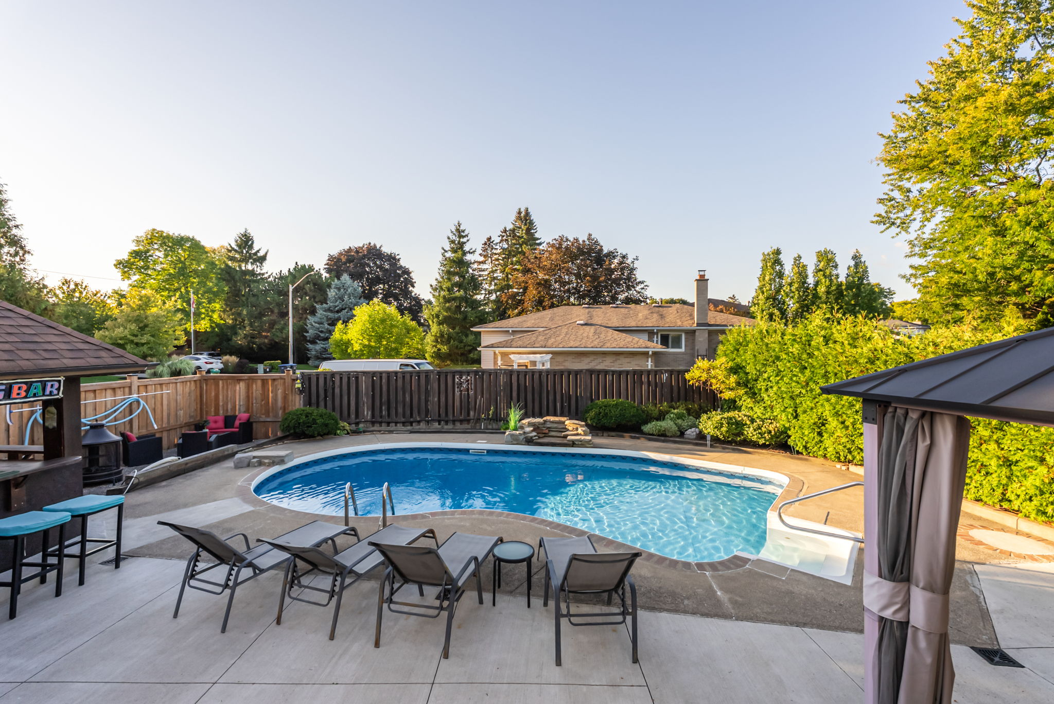 4 Pool Lounge Chairs Included