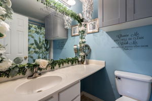 Upstairs Full Bathroom