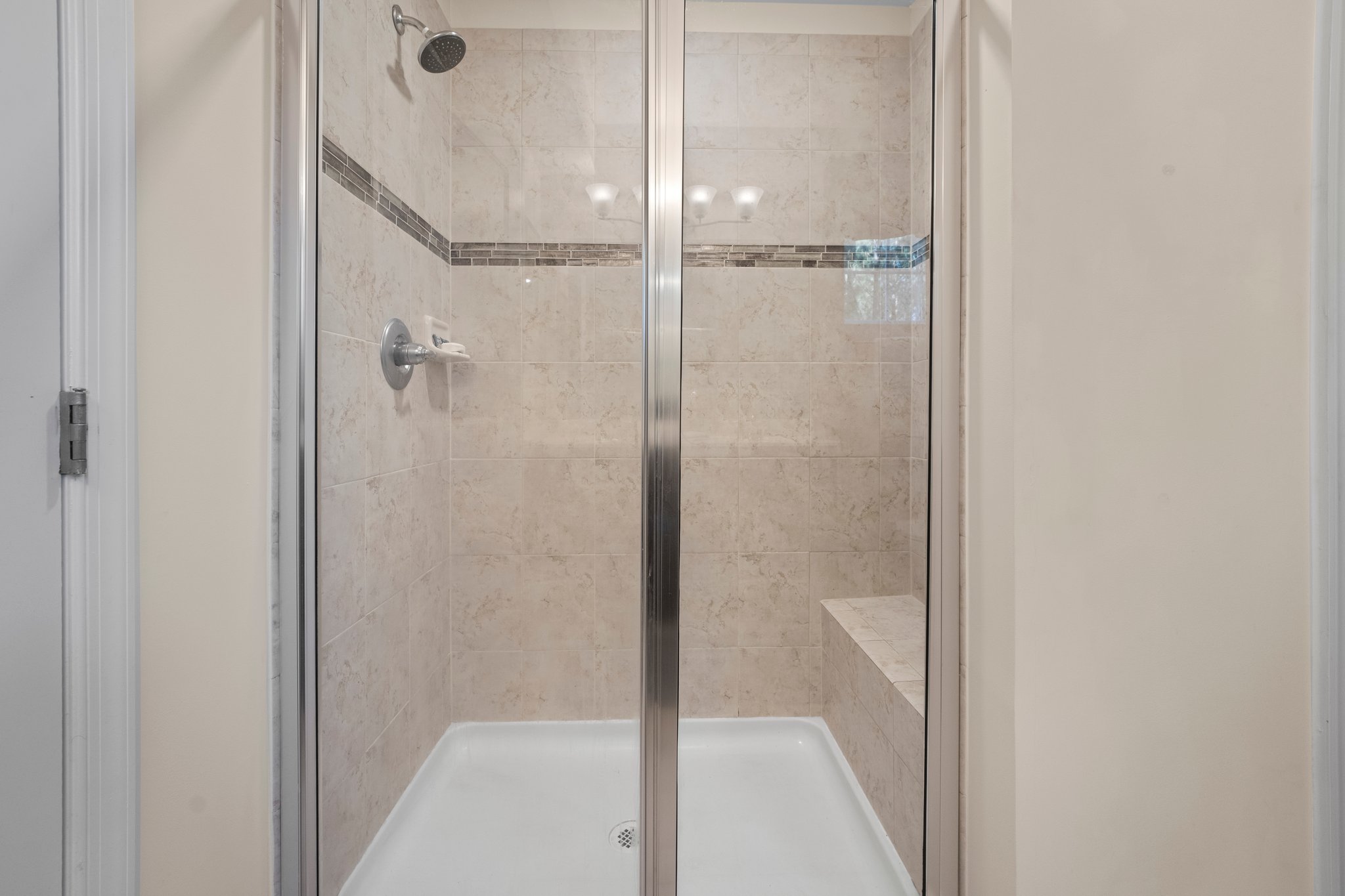 Large tiled shower with bench