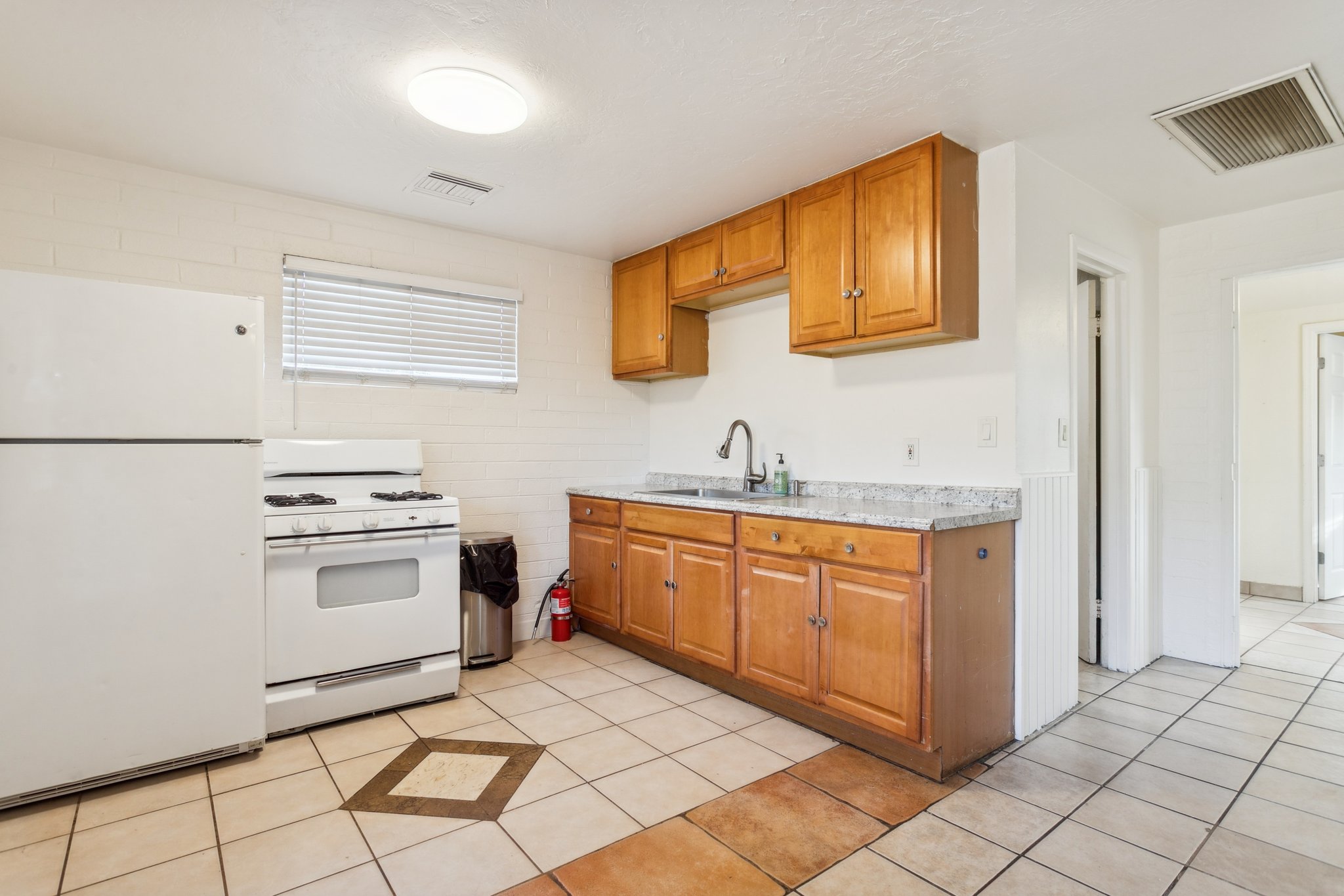 13017 N 20th St - 1,3,4,5 - 016.jpg