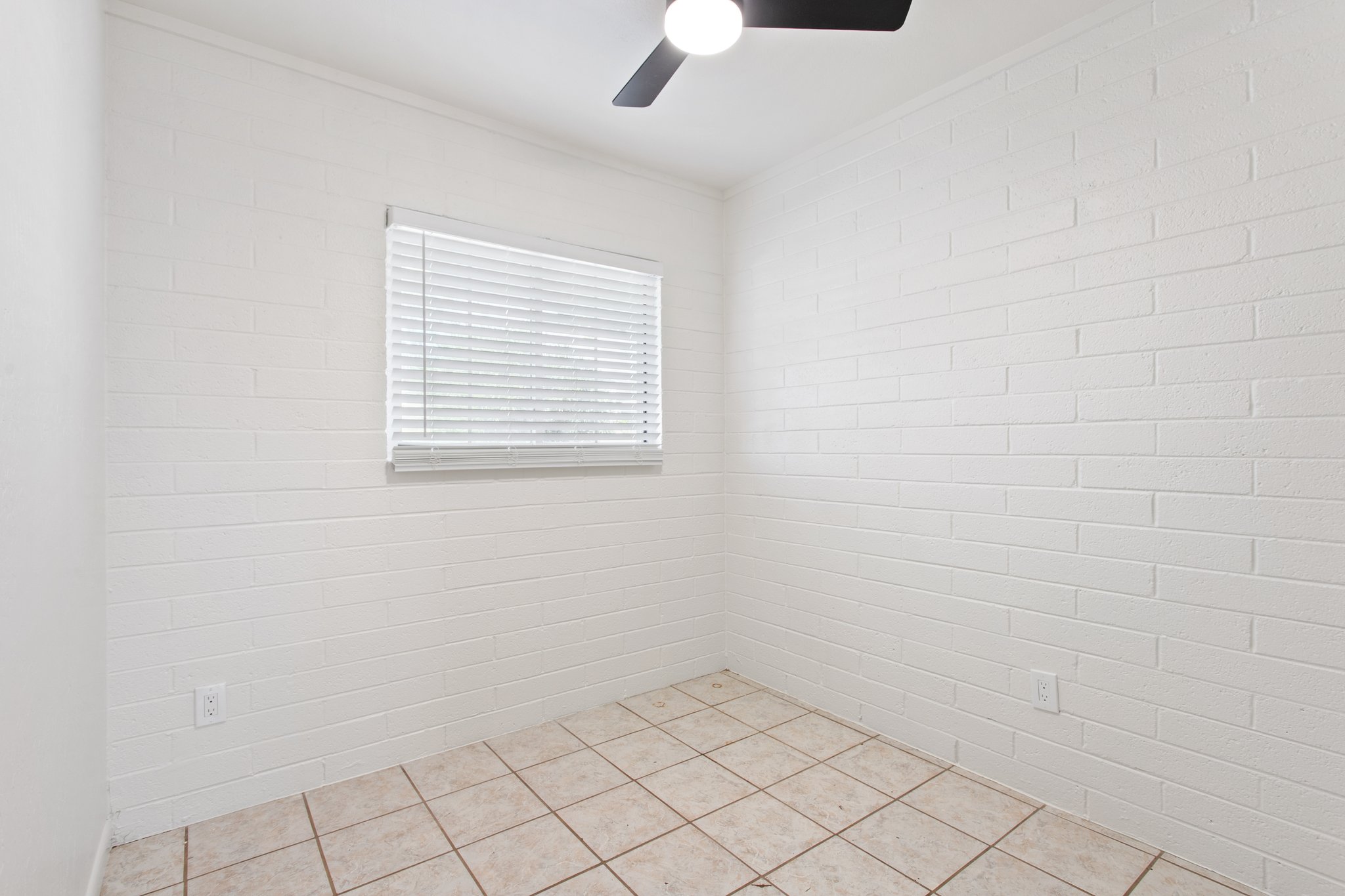 13017 N 20th St - 1,3,4,5 - 025.jpg