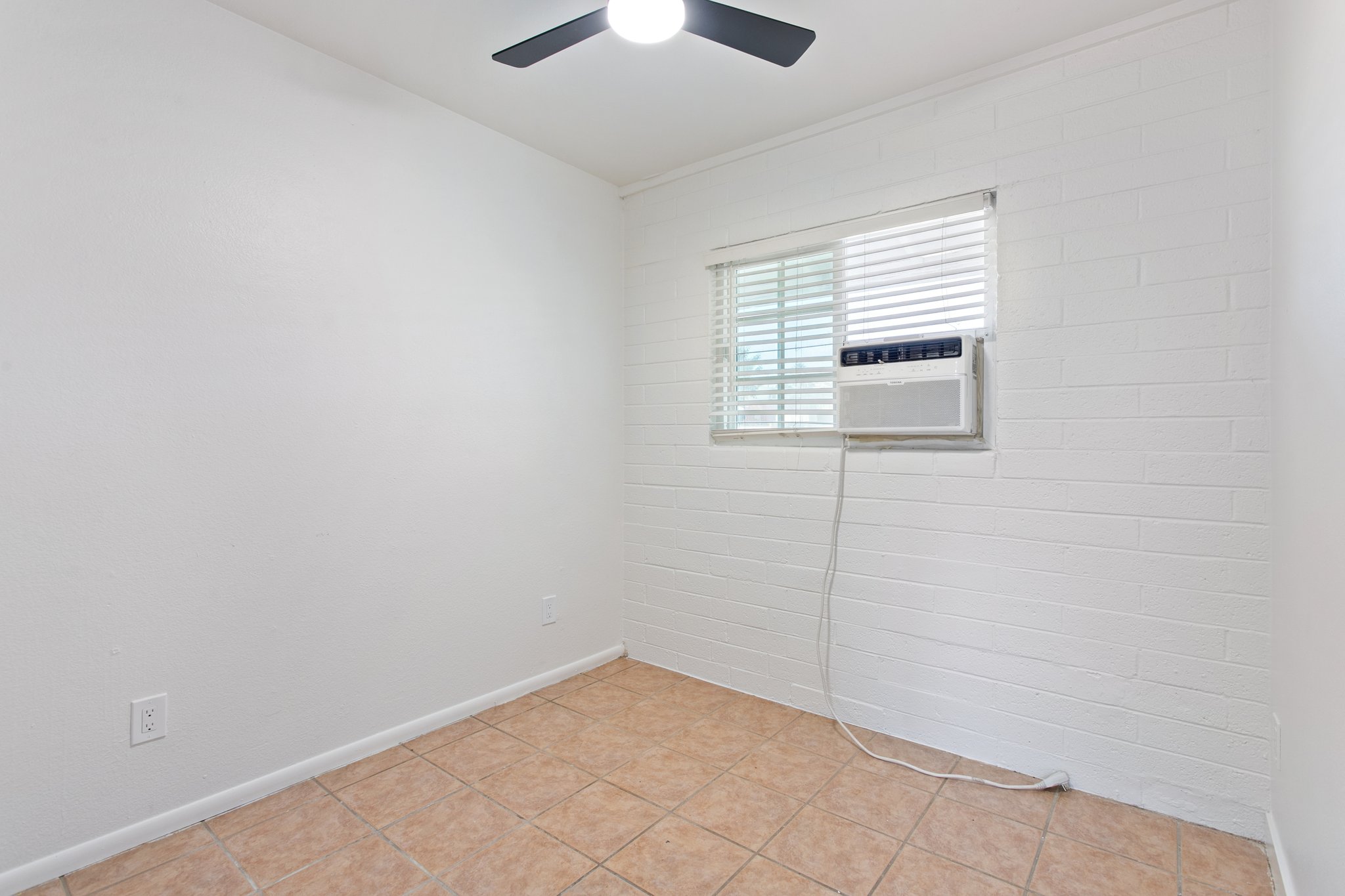 13017 N 20th St - 1,3,4,5 - 027.jpg