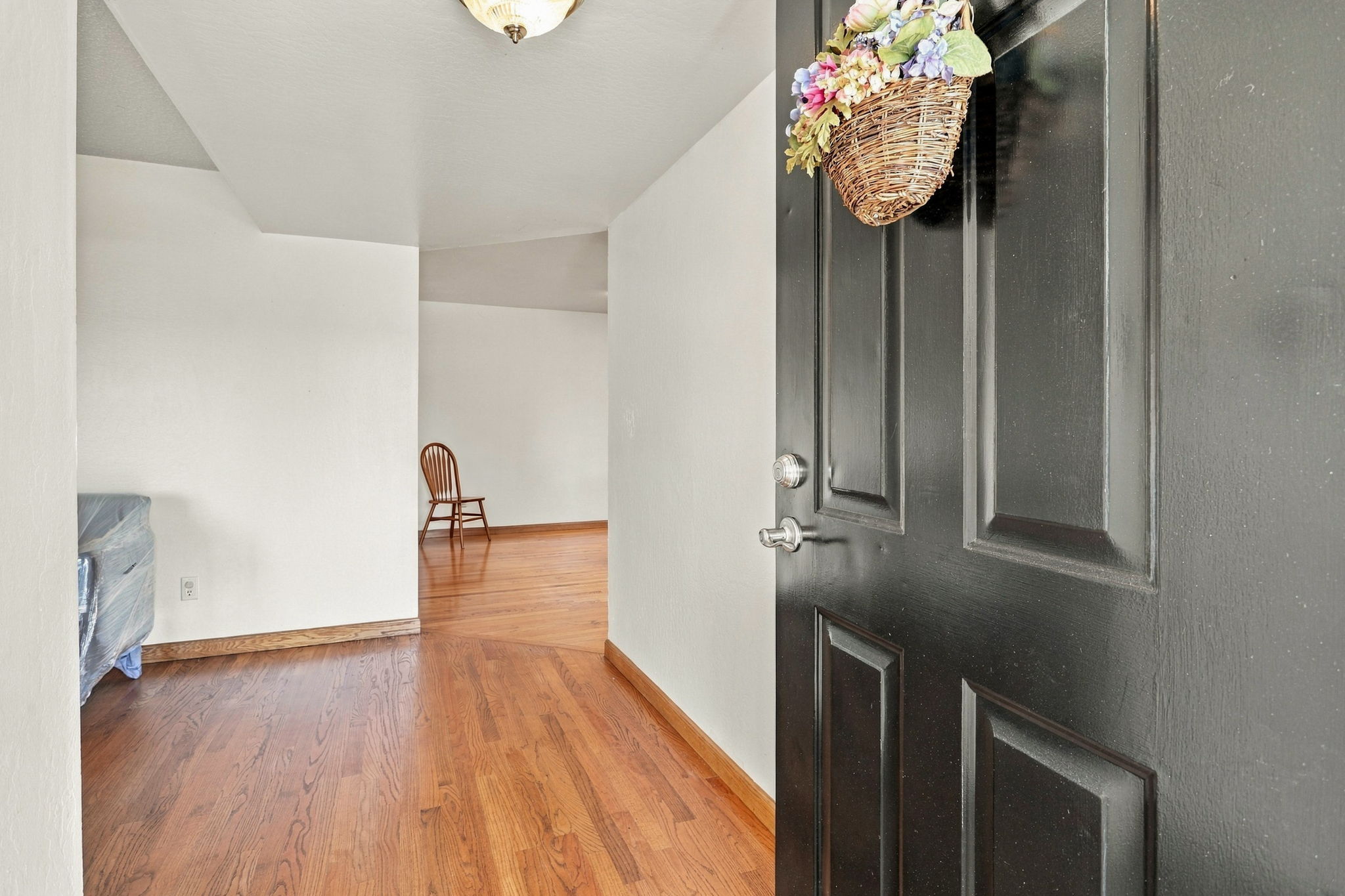 Formal Entry w/Classic Oak Hardwood Flooring throughout the House - NO CARPET!