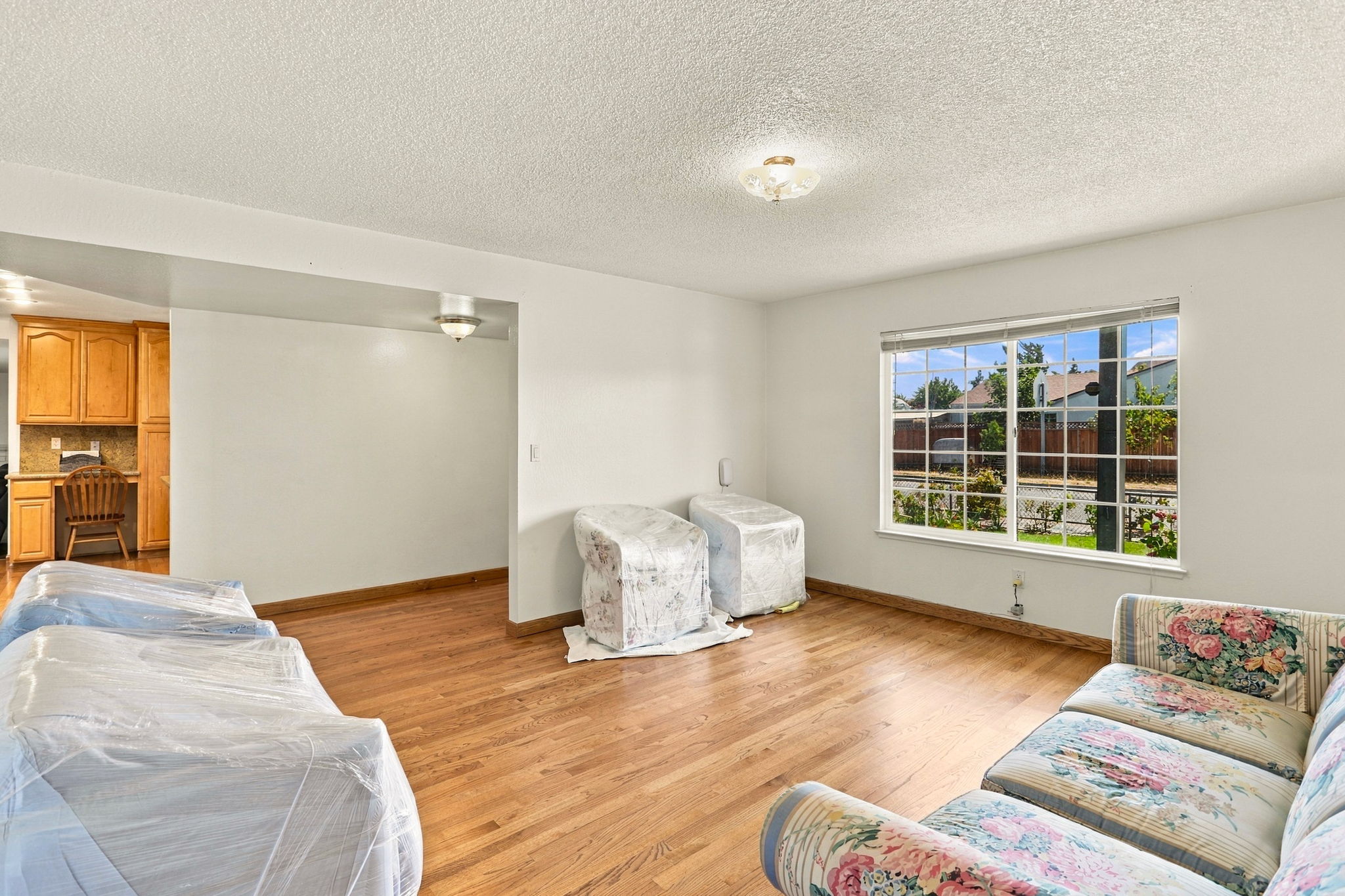 Formal Entry leads to Living Rm, Formal Dining Rm & Kitchen